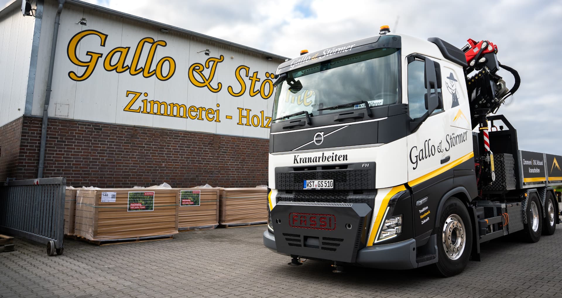 Lkw mit Kran der Gallo & Störmer GmbH & Co. KG vor dem Betriebsgebäude in Augustfehn